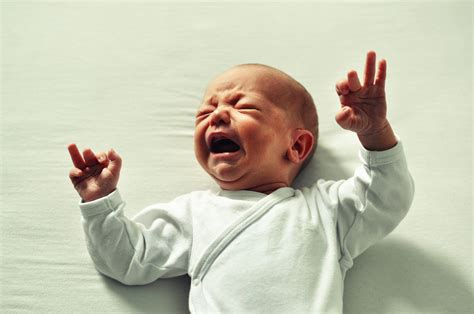 Bebis skriker hysteriskt vid läggning